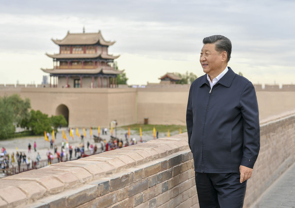 2019年8月20日上午，習(xí)近平來到嘉峪關(guān)關(guān)城，登上城樓察看關(guān)城整體面貌，聽取河西走廊長城、關(guān)隘歷史文化情況介紹。新華社記者 謝環(huán)馳 攝