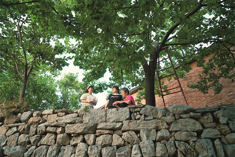 為了寫《寶水》，喬葉（中）花了七八年時(shí)間“跑村”、“泡村”