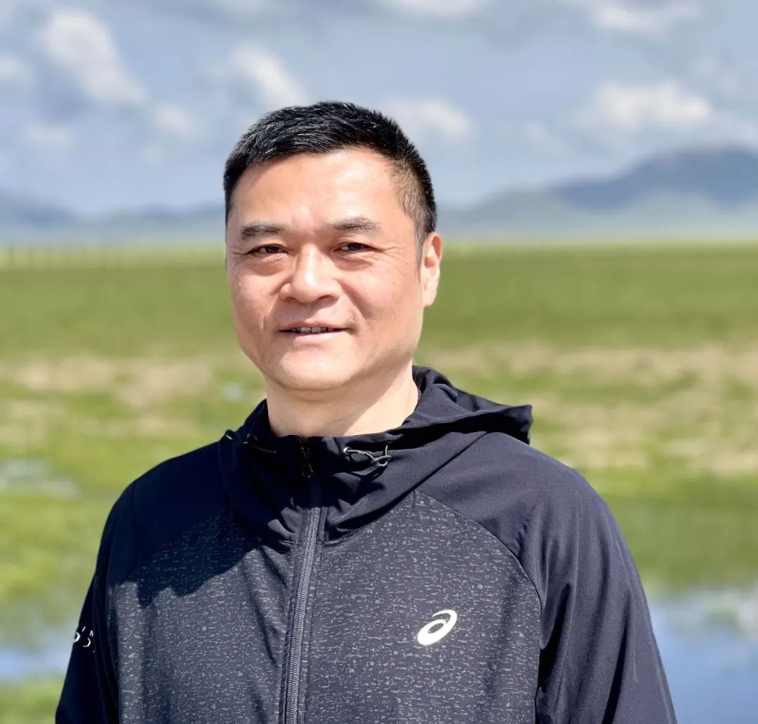 王嘯峰：一九六九年出生，蘇州人。在《人民文學(xué)》《收獲》《青年文學(xué)》《十月》《花城》《鐘山》等刊發(fā)表作品逾百萬字，被《小說選刊》《小說月報(bào)》等多家選刊轉(zhuǎn)載。出版散文集《蘇州煙雨》《吳門夢憶》，小說集《虎嗅》《通古斯記憶》《隱秘花園》《浮生流年》等。曾獲紫金山文學(xué)獎(jiǎng)、《鐘山》文學(xué)獎(jiǎng)、葉圣陶文學(xué)獎(jiǎng)等獎(jiǎng)項(xiàng)。