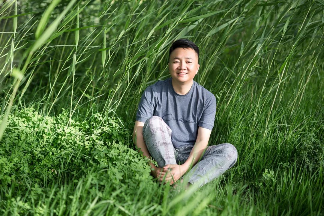 韓松落，著有《春山夜行》《我口袋里的星辰如沙礫》《竊美記》《為了報仇看電影》《我們的她們》等，出版音樂專輯《靠記憶過冬的鳥》。曾擔任華語電影傳媒大獎、平遙國際電影展、迷影精神賞等多項電影獎評委。曾獲第二屆“短篇小說雙年獎”首獎、刀鋒圖書獎等獎項。