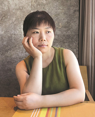 胡泊，傳播學(xué)學(xué)士，比較文學(xué)與世界文學(xué)碩士，資深圖書編輯。另有小說集與翻譯作品出版