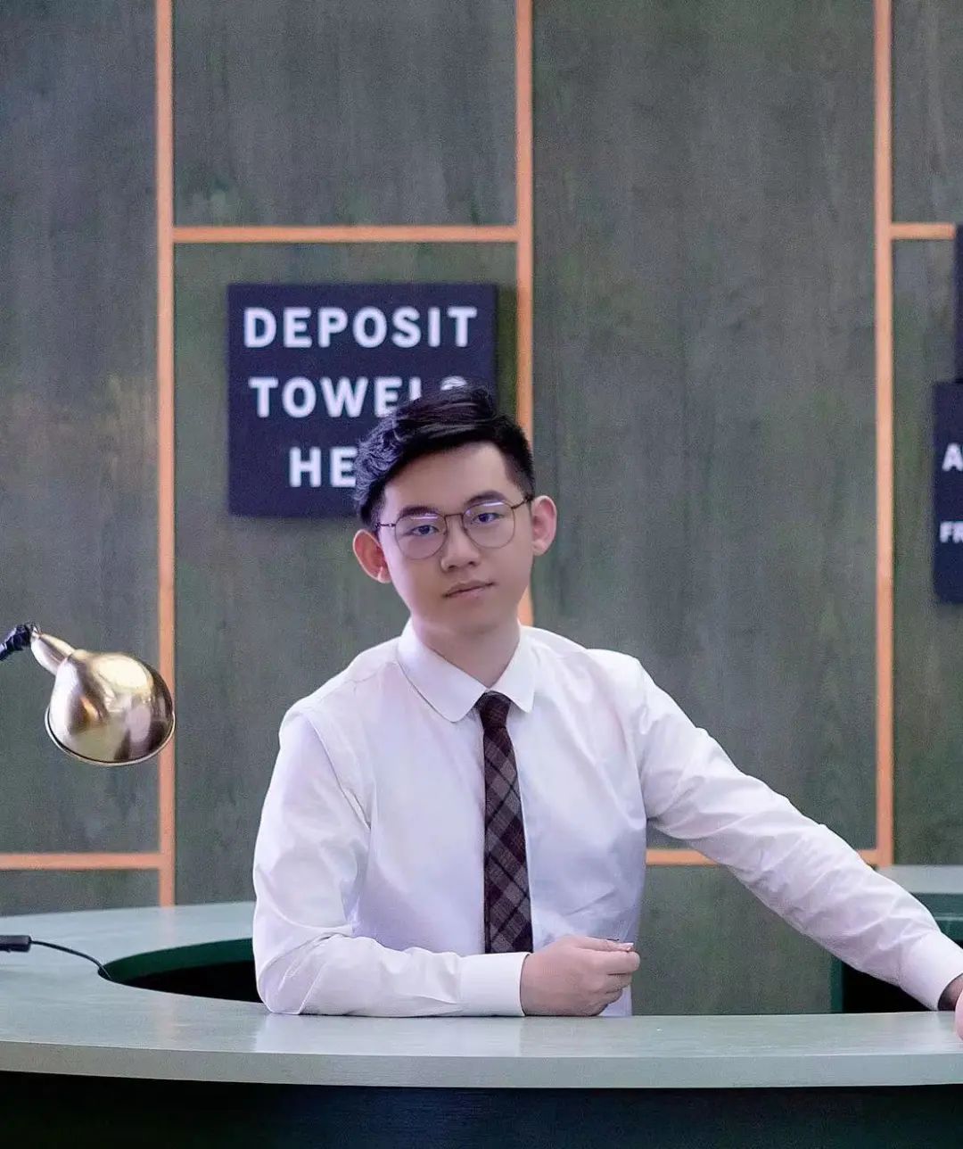 殺蟲隊隊員，1991年生，山東青島人。番茄小說金番作家，擅長懸疑幻想類題材，設定新穎，多重反轉，筆下人物鮮活立體。代表作《傳說管理局》《十日終焉》等。《十日終焉》居番茄懸疑榜TOP1，上架1年累計千萬讀者閱讀，超21萬讀者打出9.8的評分，追更人數(shù)300萬+，長期蟬聯(lián)番茄總閱讀榜TOP1，其網(wǎng)絡影響力已成“破圈”作品，已改編廣播劇，出版實體書，售出動漫、影視版權。