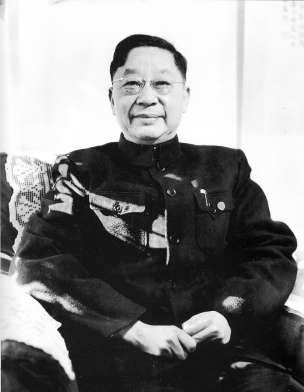 50年代末，老舍在北京寓所客廳。