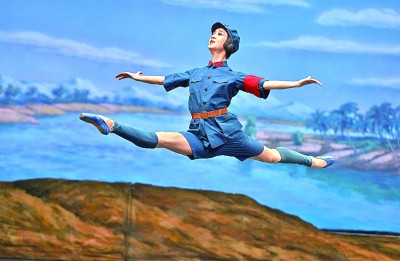 3月2日，演員在表演芭蕾舞劇《紅色娘子軍》。新華社記者 郭程攝