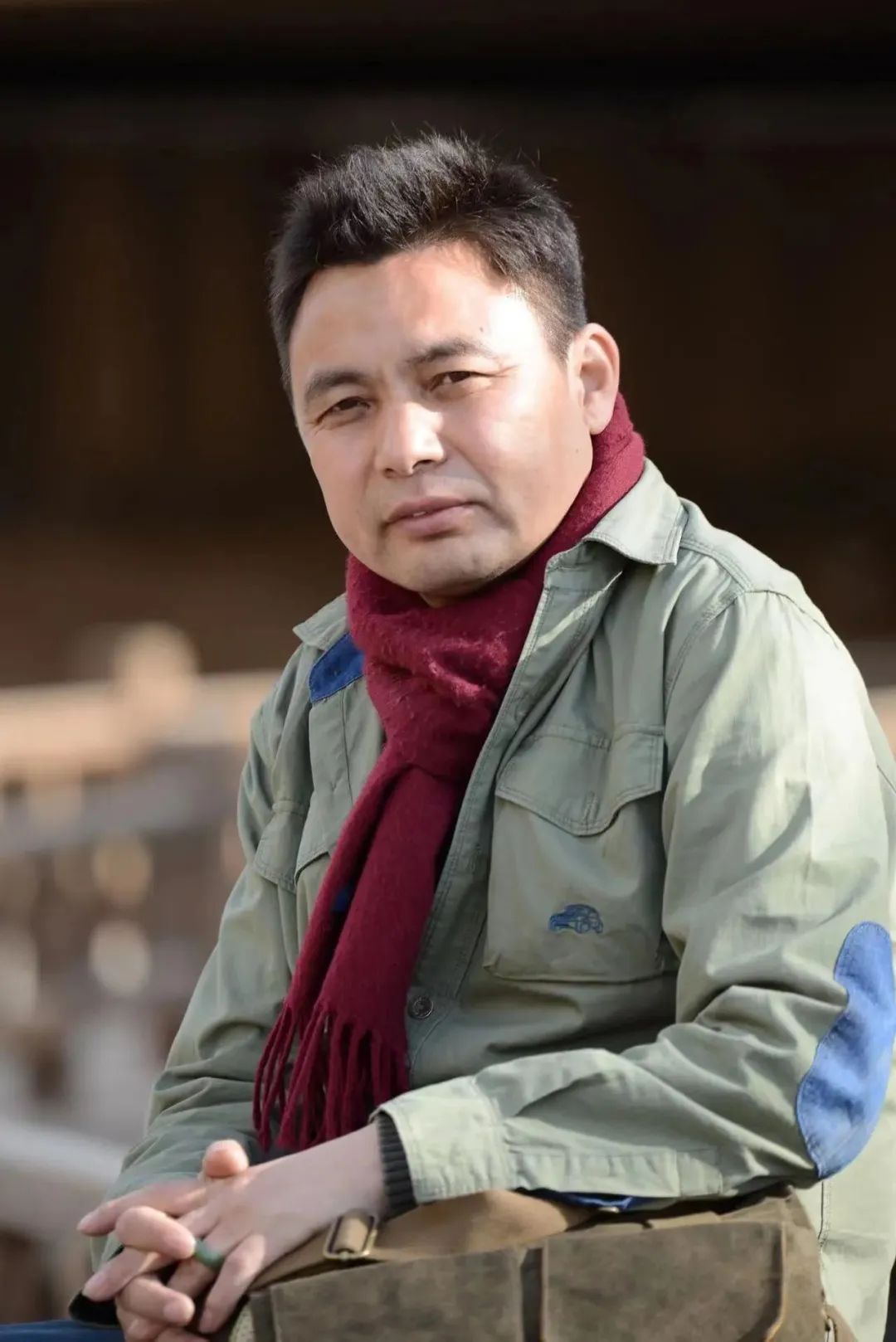 龍仁青，先后在《人民文學(xué)》《中國作家》《十月》《民族文學(xué)》《青年文學(xué)》等刊發(fā)表原創(chuàng)、翻譯作品四百余萬字，出版《光榮的草原》《咖啡與酸奶》《孔雀翎上的雪峰》等作品三十余部。作品曾獲全國少數(shù)民族文學(xué)創(chuàng)作“駿馬獎”、漢語文學(xué)“女評委”大獎、三毛散文獎、青海文學(xué)藝術(shù)獎等，多次被《小說月報》《小說選刊》《散文選刊》《散文海外版》等轉(zhuǎn)載，入選《中國短篇小說年選》《中國散文20家》等多種年度選本。部分作品被譯為英、意、日等國文字。