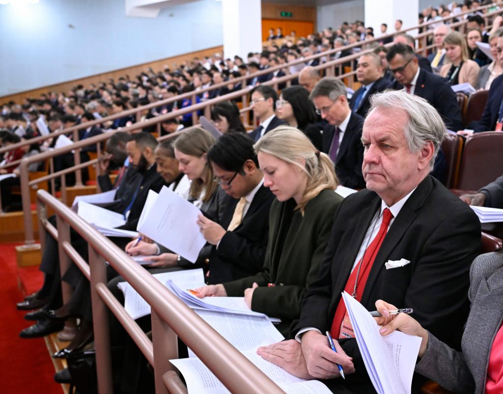 3月5日，第十四屆全國(guó)人民代表大會(huì)第二次會(huì)議在北京人民大會(huì)堂開幕。這是外國(guó)駐華使節(jié)旁聽大會(huì)。新華社記者 申宏 攝