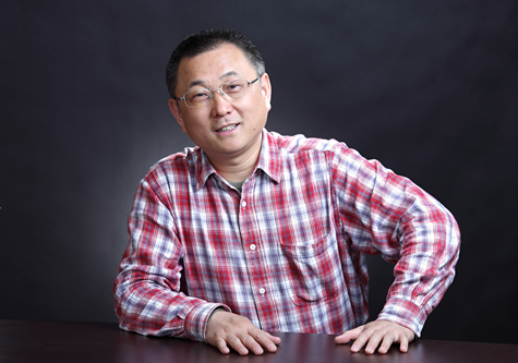 劉醒龍，生于古城黃州，現(xiàn)任中國作家協(xié)會小說委員會副主任、湖北省文學(xué)藝術(shù)界聯(lián)合會名譽(yù)主席。作品獲茅盾文學(xué)獎、魯迅文學(xué)獎、老舍散文獎、豐子愷散文獎，由其作品改編的電影獲中國電影金雞獎、大眾電影百花獎和中國電影華表獎等。主要作品有中篇小說《鳳凰琴》《分享艱難》《挑擔(dān)茶葉上北京》、長篇小說《圣天門口》《天行者》《蟠虺》、長篇散文《一滴水有多深》等。多部作品被譯成英語、法語、韓語、日語、越南語、印地語、阿拉伯語、波蘭語等語種出版。