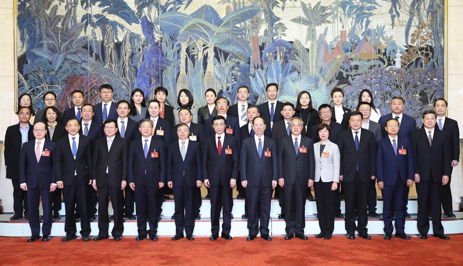 3月10日上午，中共中央政治局常委、全國政協(xié)主席王滬寧在北京人民大會(huì)堂看望參加全國政協(xié)十四屆二次會(huì)議宣傳報(bào)道的新聞工作者代表，代表全國政協(xié)向大家表示誠摯慰問和衷心感謝。新華社記者 黃敬文 攝