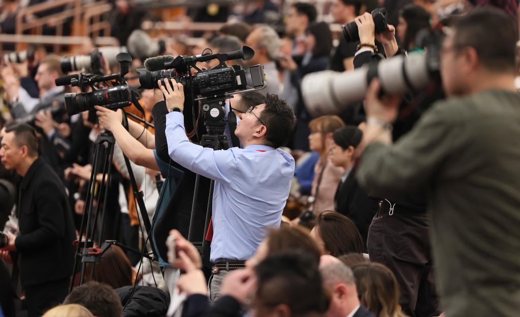 3月11日，第十四屆全國(guó)人民代表大會(huì)第二次會(huì)議在北京人民大會(huì)堂舉行閉幕會(huì)。這是記者在閉幕會(huì)上采訪。新華社記者 劉續(xù) 攝
