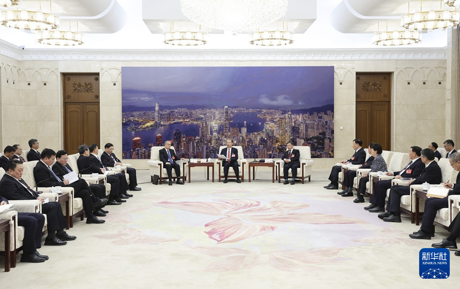 3月11日下午，中共中央政治局常委、全國人大常委會委員長趙樂際在北京人民大會堂看望參加十四屆全國人大二次會議新聞報(bào)道的中央主要新聞單位負(fù)責(zé)同志和新聞工作者，代表大會主席團(tuán)和全國人大常委會，向參加大會新聞報(bào)道的全體新聞工作者表示問候和感謝。新華社記者 姚大偉 攝