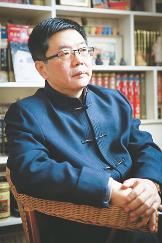 方遠(yuǎn)，資深報(bào)人，中國(guó)作家協(xié)會(huì)會(huì)員。山東省作家協(xié)會(huì)小說創(chuàng)作委員會(huì)委員。濟(jì)南市首批簽約作家，濟(jì)南日?qǐng)?bào)報(bào)業(yè)集團(tuán)舜網(wǎng)文學(xué)顧問，山東省散文學(xué)會(huì)特聘專家。著有長(zhǎng)篇小說《大河入海流》《大船隊(duì)》《墜落的天使》等五部，小說集《尋找情人》，中篇小說《神龜出沒》《門縫兒里的愛情》等二十余部，多篇作品被報(bào)刊轉(zhuǎn)載、連載，收入各種選本及年選。長(zhǎng)篇小說《河與海》《大船隊(duì)》先后入選中國(guó)作協(xié)重點(diǎn)作品扶持項(xiàng)目和定點(diǎn)深入生活項(xiàng)目，長(zhǎng)篇報(bào)告文學(xué)《光明路上追夢(mèng)人》入選山東省作協(xié)重點(diǎn)扶持作品。曾獲第一屆、第四屆山東省泰山文藝獎(jiǎng)，泉城文藝獎(jiǎng)、梁斌小說獎(jiǎng)、山東省對(duì)外傳播獎(jiǎng)、濟(jì)南文學(xué)獎(jiǎng)及濟(jì)南市第六、九、十一屆文藝精品工程獎(jiǎng)等。