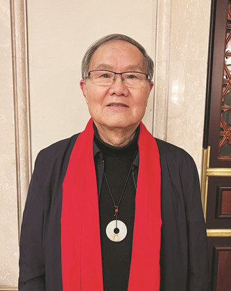 劉慶邦，中國煤礦作協(xié)主席。著有長篇小說《斷層》《遠(yuǎn)方詩意》《紅煤》《遍地月光》《黑白男女》《女工繪》等12部，中短篇小說集、散文集《走窯漢》《梅妞放羊》《遍地白花》《響器》《黃花繡》等70余部?！秳c邦短篇小說編年》十二卷。曾獲魯迅文學(xué)獎等各類獎項，作品被譯成多種文字出版