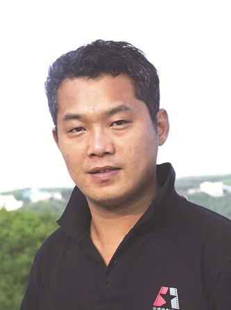 李云雷，《小說選刊》副主編，中國現(xiàn)代文學(xué)館特邀研究員，中國文藝評論家協(xié)會青年委員會委員。著有評論集《重申新文學(xué)的理想》《新時代文學(xué)與中國故事》等，小說集《再見，牛魔王》《沉默的人》等。曾獲馮牧文學(xué)獎、茅盾文學(xué)新人獎等多個獎項