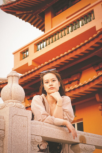 葉昕昀，北京師范大學(xué)文學(xué)創(chuàng)作方向博士在讀。2023年出版首部小說集《最小的?！?。短篇小說《孔雀》獲2021年收獲文學(xué)榜短篇小說榜第四名。2023年獲武漢文學(xué)季“年度青年作家”