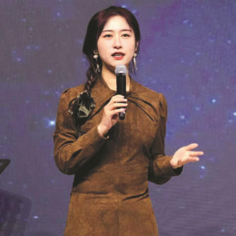 吟光：青年作家，著有《港漂記憶拼圖》《天海小卷》等小說(shuō)