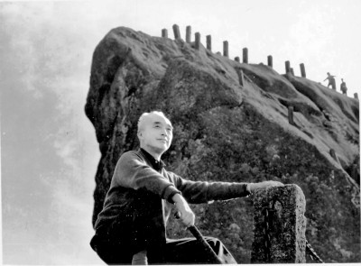 王朝聞，1909年出生，2004年去世，四川合江人。美學家、藝術理論家、雕塑家、藝術教育家。1932年考入杭州藝專；1940年赴延安，在魯迅藝術文學院進行雕塑創(chuàng)作與教學；新中國成立后，曾任中央美術學院教授兼副教務長，中國美術家協(xié)會副主席，中華全國美學學會會長，《美術》雜志主編，文化部文學藝術研究院（今中國藝術研究院）副院長。著有《新藝術創(chuàng)作論》《一以當十》《論鳳姐》《審美談》《審美心態(tài)》《雕塑雕塑》等。