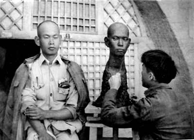 一九四一年，王朝聞在延安創(chuàng)作人像雕塑。圖片由中國藝術研究院研究員鄧福星提供