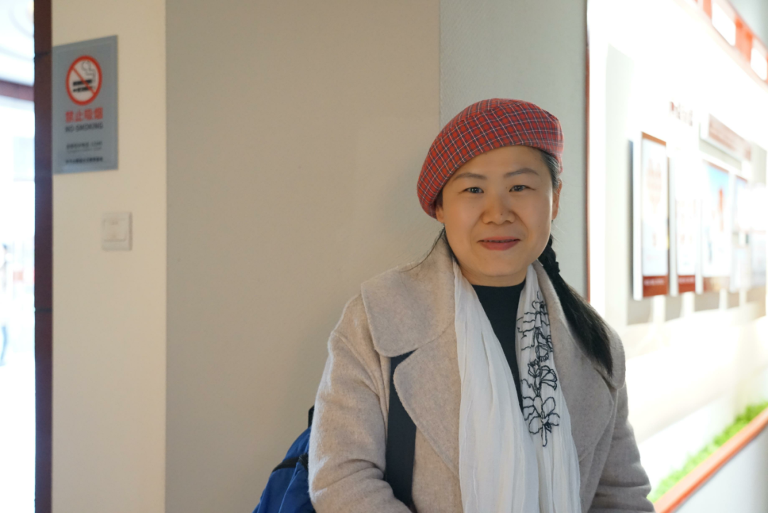 作者簡介：  郭海燕，生于湖北浠水縣。國家二級作家，中國作協(xié)會員，湖北省作協(xié)全委會委員，武漢作協(xié)簽約作家。曾獲評2020年度武漢文藝“突出人才”稱號；入選湖北省文聯(lián)中青年優(yōu)秀文藝人才庫、省宣傳文化人才培養(yǎng)工程“七個一百”項目（文學(xué)類）。小說先后榮獲湖北省第九屆“屈原文藝獎”優(yōu)秀作品獎，湖北省第五屆、六屆楚天文藝獎文學(xué)一等獎等。出版小說集《理想國》《單雙》《掌心里的風(fēng)》，紀(jì)實作品集《此情可待——我的非虛構(gòu)現(xiàn)場》。發(fā)表長篇非虛構(gòu)《粹紅——陳毅粟裕鐵血詩情錄》（第一部）?，F(xiàn)供職《芳草》雜志社。