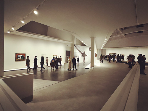 展覽現(xiàn)場。人們饒有興致地駐足觀看