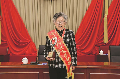 全國三八紅旗手標(biāo)兵、中國文化國際傳播研究院院長黃會(huì)林