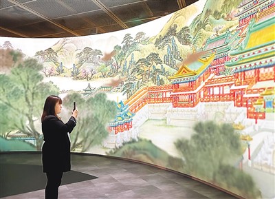 　“圓明園——清代皇家園居文化”特展以多媒體技術(shù)重現(xiàn)圓明園昔日風(fēng)光。圖為觀展市民拍照留念。 　　本報(bào)記者 陳 然攝
