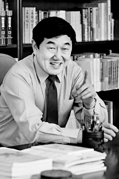 陳洪 南開大學(xué)講席教授，國家級教學(xué)名師，南開大學(xué)原常務(wù)副校長；任《文學(xué)遺產(chǎn)》《天津社會科學(xué)》等學(xué)術(shù)期刊編委，《文學(xué)與文化》主編，曾獲國家級教學(xué)成果一等獎；研究領(lǐng)域涉及中華傳統(tǒng)文化、中國古典文學(xué)、中國文學(xué)批評史、中國古代小說理論、明清小說、文學(xué)與宗教等諸多方面，著有《結(jié)緣：文學(xué)與宗教》《中國小說理論史》《金圣嘆傳》《六大名著導(dǎo)讀》《漫說水滸》等。