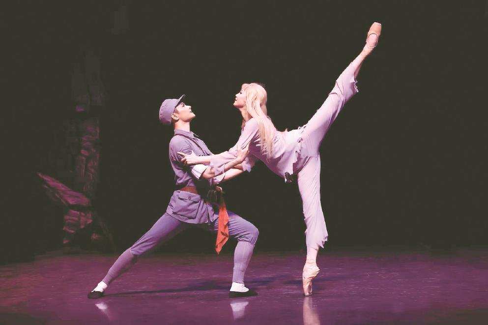 芭蕾舞劇《白毛女》劇照。 （上芭供圖）