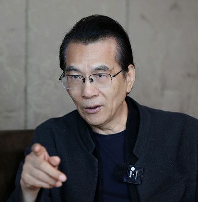 何建明，中國作家協(xié)會第七、八、九屆駐會副主席?，F(xiàn)為中國作家協(xié)會報告文學委員會主任，中央社會主義學院教授、上海大學中國創(chuàng)意寫作研究院院長。三次獲得魯迅文學獎，六次獲得中宣部“五個一工程”獎，多次獲得全國優(yōu)秀報告文學獎、徐遲報告文學獎、“中國好書”等獎項，首位獲得俄羅斯國家圖書獎的中國作家。