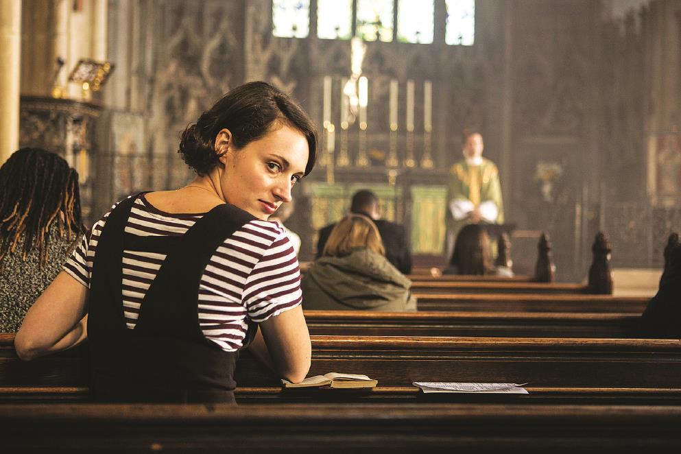 英劇《倫敦生活》以其獨(dú)特的敘事風(fēng)格和對(duì)第四堵墻的打破而著稱。在劇中，女主角經(jīng)常直接對(duì)鏡頭（即觀眾）發(fā)表評(píng)論，這種手法打破了傳統(tǒng)戲劇和電視劇中演員與觀眾之間的隱形界限，創(chuàng)造了一種親密且直接的交流方式。而“第四堵墻”即狄德羅首創(chuàng)的概念。