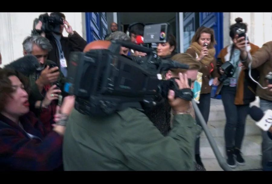 庭審結(jié)束，走出法院的Sandra被采訪人群的攝像機(jī)遮擋