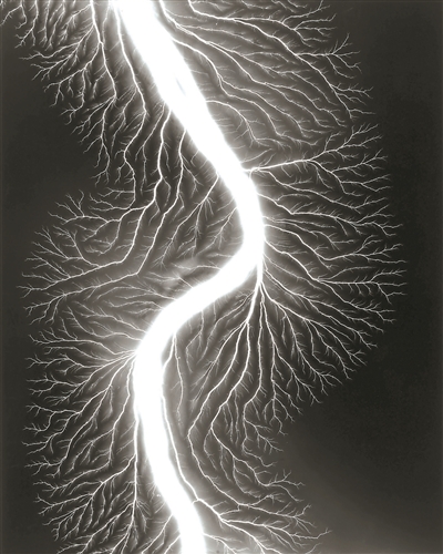 杉本博司，《放電場(chǎng)225》，2009，明膠銀鹽相紙，149.2×119.4cm。公式Hiroshi Sugimoto，圖片由藝術(shù)家提供