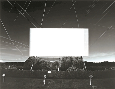 杉本博司，《尤寧城汽車影院，尤寧城》，1993，明膠銀鹽相紙，119.4×149.2cm。公式Hiroshi Sugimoto，圖片由藝術(shù)家提供
