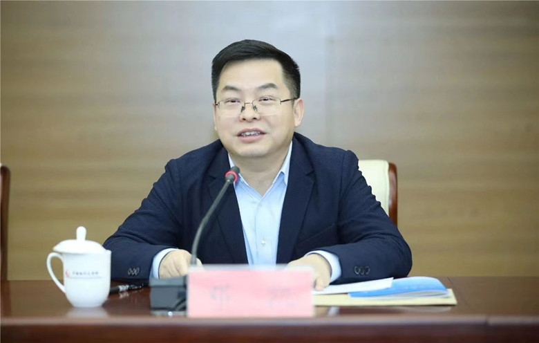 中國(guó)作協(xié)書記處書記鄧凱主持研討會(huì)