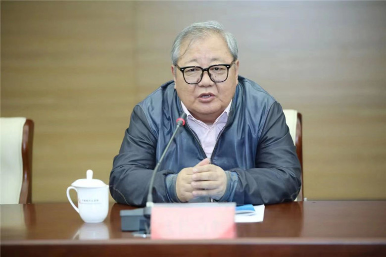 中國(guó)作協(xié)詩歌委員會(huì)主任吉狄馬加作主題演講