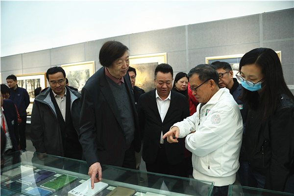 《明報月刊》榮譽總編輯潘耀明發(fā)現(xiàn)了當(dāng)年明報月刊出版社出版的馮驥才先生小說集《樓頂上的歌手》