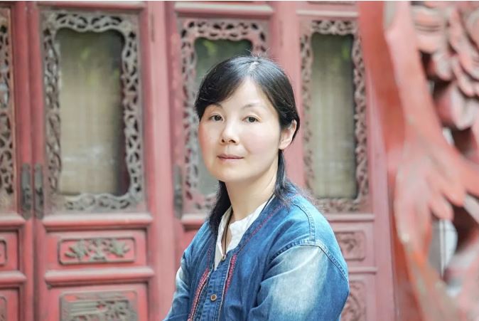 王蕓    生于湖北，現(xiàn)居南昌。一級(jí)作家，南昌市作家協(xié)會(huì)主席。出版長(zhǎng)篇小說《對(duì)花》《江風(fēng)烈》，小說集《請(qǐng)叫她天鵝》《薇薇安曾來過》《與孔雀說話》《羽毛》，散文集《紙上萬物浮現(xiàn)如初》《此生》《穿越歷史的楚風(fēng)》《接近風(fēng)的深情表達(dá)》《經(jīng)歷著異常美麗》等。三百余萬字作品見于《人民文學(xué)》《當(dāng)代》《新華文摘》《小說選刊》《中國(guó)作家》《青年文學(xué)》《上海文學(xué)》《江南》《芙蓉》《長(zhǎng)城》《天涯》《美文》《散文》《長(zhǎng)江文藝》《中篇小說選刊》《小說月報(bào)》等，收入五十多種選本。曾獲第三屆湖北文學(xué)獎(jiǎng)、第七屆屈原文藝獎(jiǎng)、第一屆江西省文藝創(chuàng)作獎(jiǎng)、第二屆林語堂文學(xué)獎(jiǎng)（小說）大獎(jiǎng)等。獲評(píng)江西省思想宣傳文化系統(tǒng)“四個(gè)一批”人才。