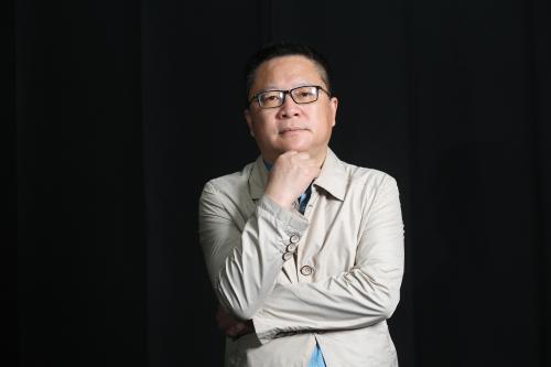 李少君，《詩刊》社主編，一級作家。主要著作有《自然集》《草根集》《海天集》《應(yīng)該對春天有所表示》等，被譽(yù)為“自然詩人”。