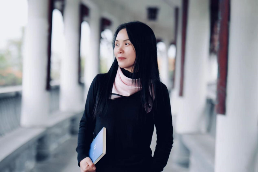 藍紫，湖南邵陽人，曾居廣東東莞，現(xiàn)居四川達州，任職于達州市文學(xué)藝術(shù)院。主要作品有詩集《別處》《低入塵?！?，詩論集《絕壁上的攀援》《疼痛詩學(xué)》等。