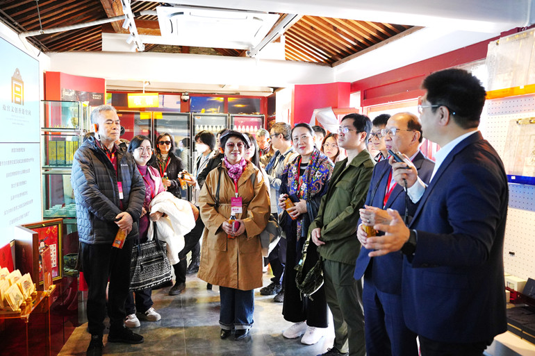 3月30日，受邀參加中國作協(xié)“港澳作家回家”活動的作家們在故宮文創(chuàng)香港空間參觀 楊 旭 攝