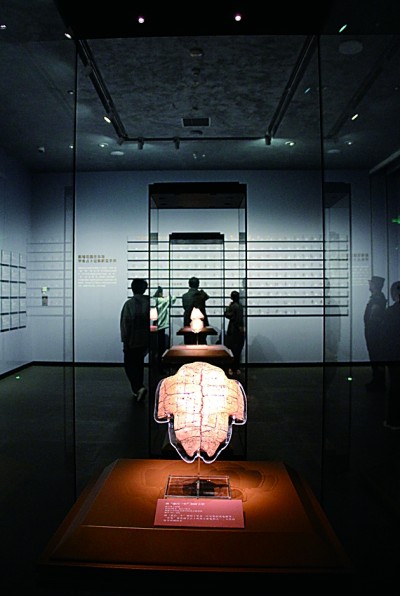 殷墟博物館新館展出的商代刻辭卜甲。安陽市委宣傳部供圖