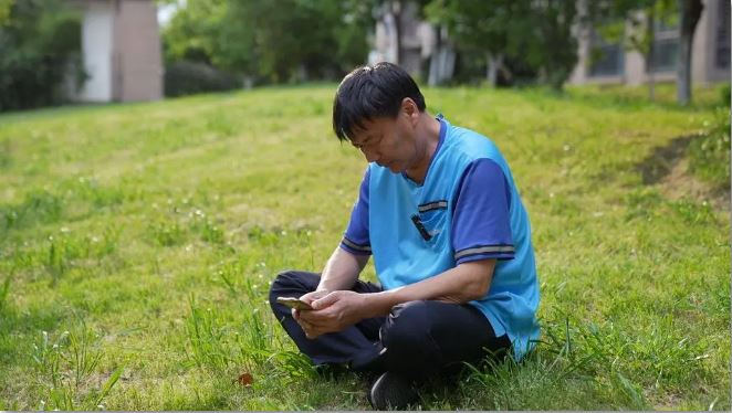 王計兵在工作間隙用手機創(chuàng)作