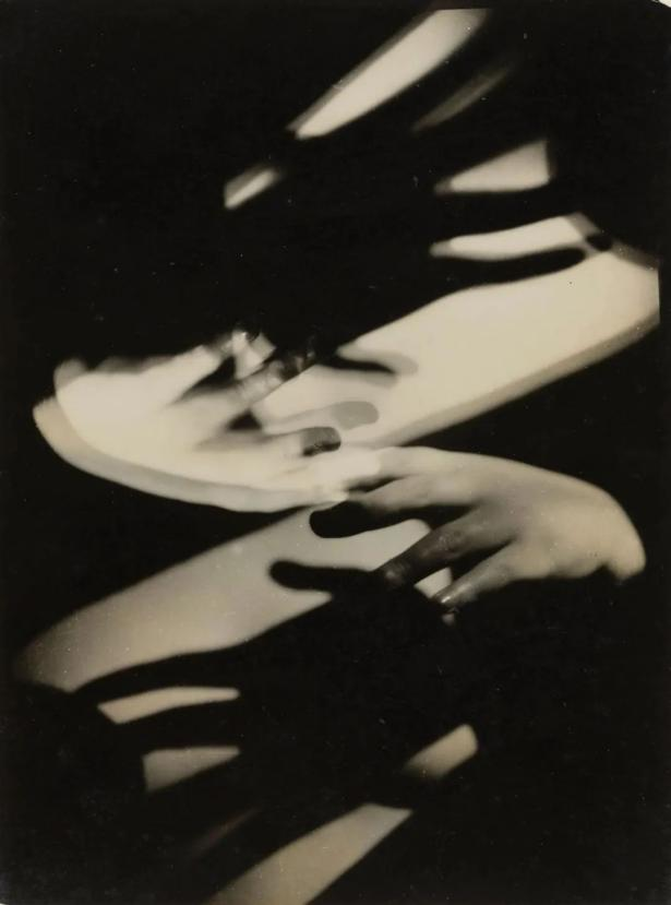 曼·雷作品（資料圖）。達(dá)達(dá)主義興起于一戰(zhàn)時(shí)期，超現(xiàn)實(shí)主義則興起于一戰(zhàn)之后，這兩個(gè)藝術(shù)流派受其所處社會(huì)背景的影響，藝術(shù)理念傾向于拒絕舊秩序，以徹底瓦解舊秩序，此外，受到弗洛伊德精神分析的影響，他們在摒棄邏輯與理性約束的同時(shí)，還喜歡把毫不相干的事物湊在一起，力圖使夢境與現(xiàn)實(shí)相統(tǒng)一，因而呈現(xiàn)出神秘與怪誕的特點(diǎn)。曼·雷是達(dá)達(dá)主義和超現(xiàn)實(shí)主義運(yùn)動(dòng)的活躍成員，其作品反映了這兩個(gè)運(yùn)動(dòng)的精神和理念。他對攝影的傳統(tǒng)觀念進(jìn)行了全面的顛覆和創(chuàng)新，將攝影從一種記錄現(xiàn)實(shí)的媒介轉(zhuǎn)變?yōu)橐环N表達(dá)個(gè)人思想和情感的藝術(shù)形式。他的創(chuàng)見影響了包括杉本博司在內(nèi)的眾多攝影藝術(shù)家。