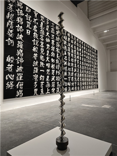 裝置《反重力結(jié)構(gòu)》。作為日本代表性的奈良時(shí)代木質(zhì)建筑之一，當(dāng)麻寺東塔在1902年經(jīng)過整體修繕，用新材料替換下部分受損的建材。這些古木材的嵌合支撐起屹立的佛塔，承受并消解了超過千年時(shí)間沉淀的分量。這種抵抗地心吸引的力量象征令杉本博司著迷，藝術(shù)家試圖通過攝影重建這座佛塔，再現(xiàn)抵御重力的構(gòu)造之美。