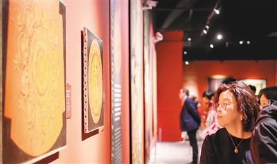 觀眾在觀看拿破侖時期宮殿的家具紋樣圖。  　　本文圖片由主辦方提供