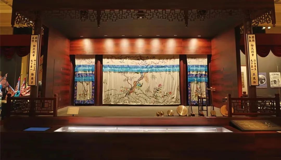 “梅綻東方——梅蘭芳在上?！碧卣宫F(xiàn)場(chǎng)搭建的梅蘭芳與王鳳卿登臺(tái)演出的新式劇場(chǎng)