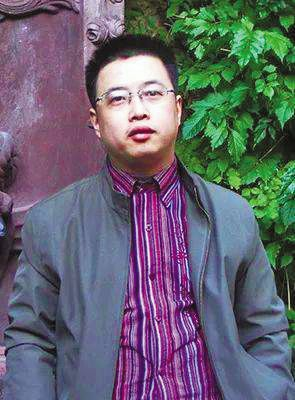 田耳，本名田永，湖南鳳凰人，1976年生。1999年開始寫作，迄今已在《收獲》《人民文學(xué)》《花城》《鐘山》《芙蓉》《作家》等雜志發(fā)表小說七十余篇，計兩百余萬字。其中包括長篇小說四部、中篇小說二十部。作品多次入選各種選刊、年選和排行榜。結(jié)集出版作品十余種。曾獲魯迅文學(xué)獎、人民文學(xué)獎、華語文學(xué)傳媒大獎、華語青年作家獎、郁達(dá)夫文學(xué)獎、金短篇小說獎、聯(lián)合文學(xué)新人獎等重要文學(xué)獎項十余次?，F(xiàn)供職于廣西大學(xué)君武文化研究院。主要著作有：《被猜死的人》《長壽碑》《環(huán)線車》《風(fēng)蝕地帶》《一個人張燈結(jié)彩》《夏天糖》《一天》《姓田的樹們》《金剛四拿》等。