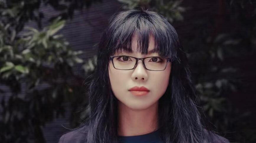 周潔茹，1976年出生于江蘇常州，15歲開始寫作并發(fā)表，出版有長(zhǎng)篇小說《小妖的網(wǎng)》《中國(guó)娃娃》、小說集《你疼嗎》、隨筆集《請(qǐng)把我留在這時(shí)光里》等