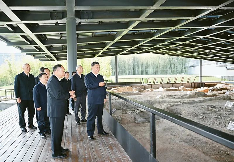 2023年10月10日至13日，中共中央總書記、國家主席、中央軍委主席習近平在江西考察。這是11日上午，習近平在景德鎮(zhèn)市陶陽里歷史文化街區(qū)南麓遺址考察。 新華社記者 謝環(huán)馳/攝