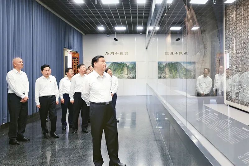 2023年7月29日，中共中央總書記、國家主席、中央軍委主席習近平在四川考察結束返京途中，來到陜西省漢中市考察。這是習近平參觀漢中市博物館有關歷史文物展陳。 新華社記者 鞠鵬/攝