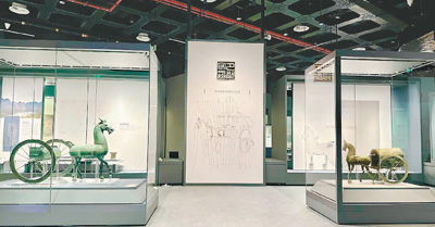 貴州興仁出土(左)與興義出土(右)的東漢銅車馬。